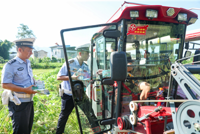 四川華鎣：為入川稻客保駕護(hù)航助秋收[6].jpg